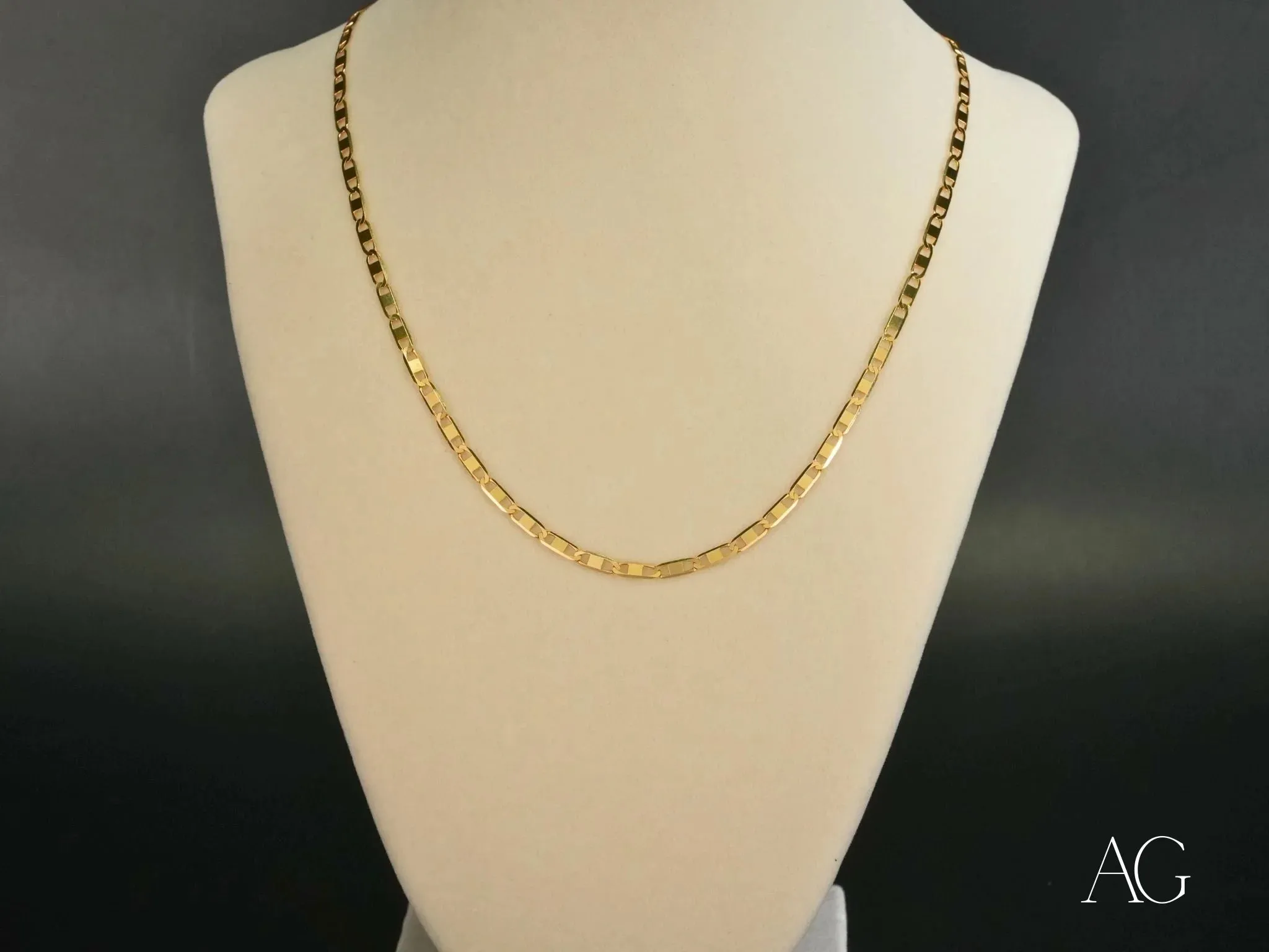 Refined Prestige – 18K Gold Piastrine Chain