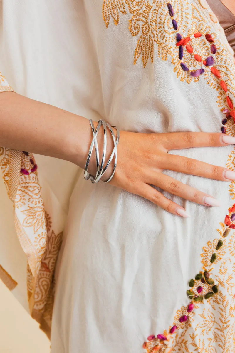 Retro Metallic Cuff Bracelet – Sleek and Stylish