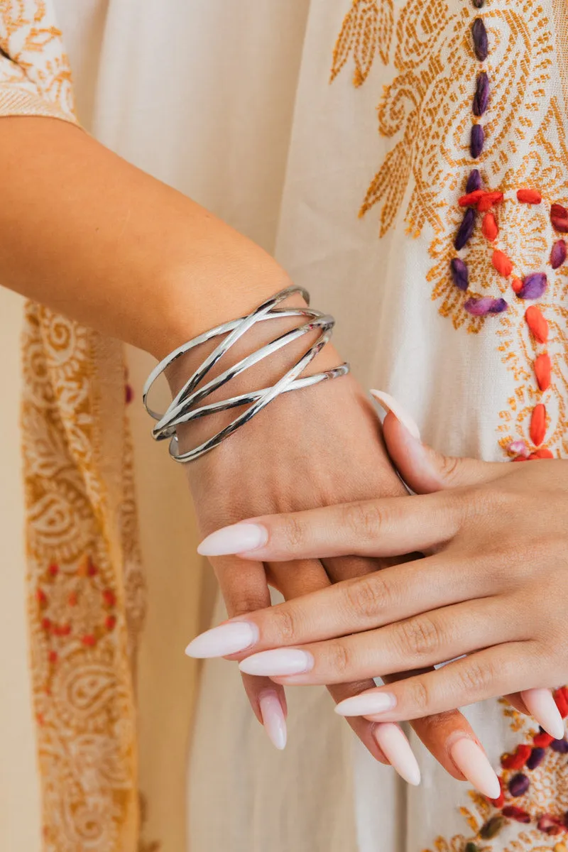 Retro Metallic Cuff Bracelet – Sleek and Stylish